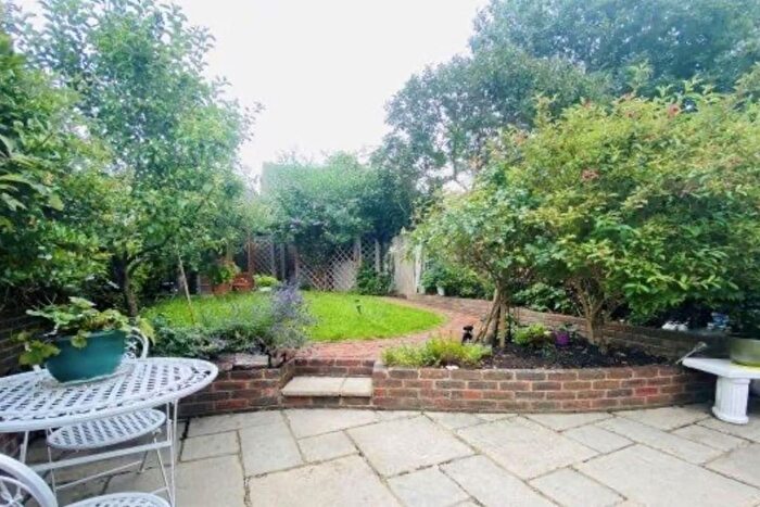2 Bedroom Town House To Rent In Church Walk, Leatherhead, KT22