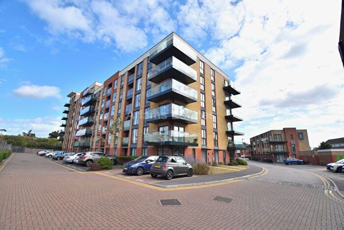 3 Bedroom Flat To Rent In Oscar Wilde Road, Reading, RG1