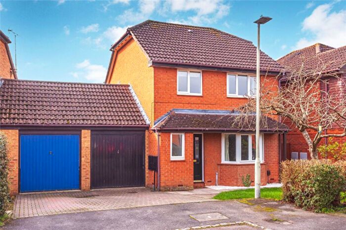 3 Bedroom Link Detached House For Sale In Burton Close, Twyford, Berkshire, RG10
