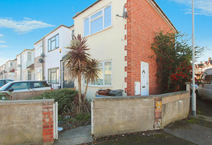 End Of Terrace House To Rent In Temple Avenue, Dagenham, RM8