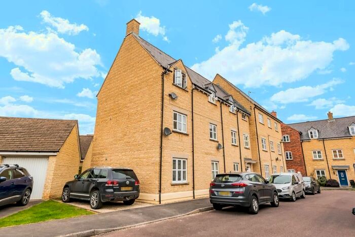 2 Bedroom Flat To Rent In Cherry Tree Way, Carterton, Oxon, OX18