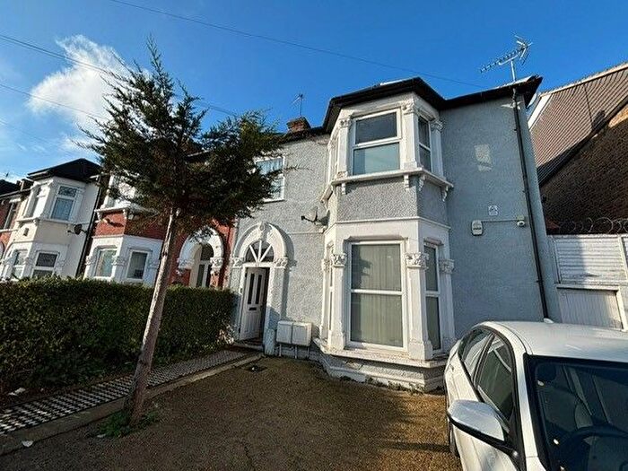 2 Bedroom Flat To Rent In Kingswood Road, Seven Kings, Ilford, IG3