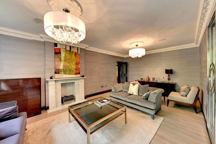 3 Bedroom Flat To Rent In Rutland Gate, London, SW7