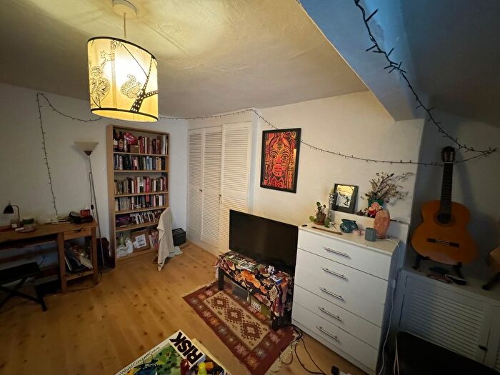 Block Of Flats To Rent In Hyde Park Road, Leeds, LS6