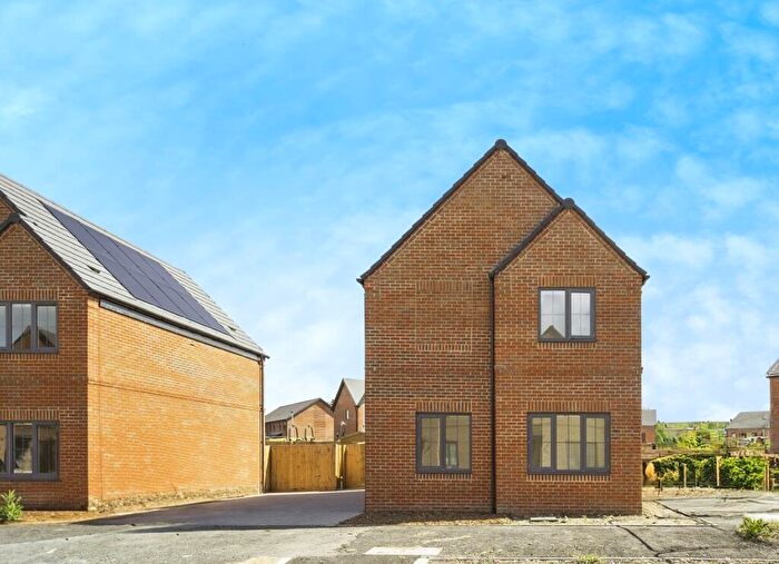 3 Bedroom House To Rent In Gethin Grove, Crowthorne, RG45