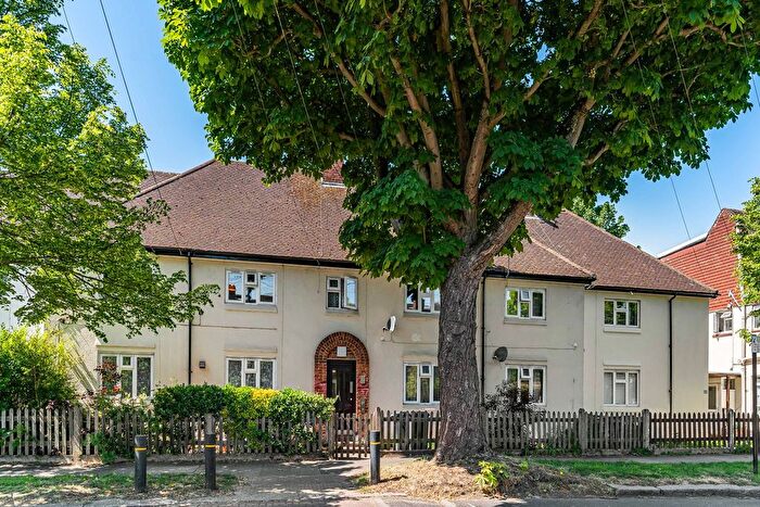 2 Bedroom Flat For Sale In Clayponds Avenue, Brentford, TW8