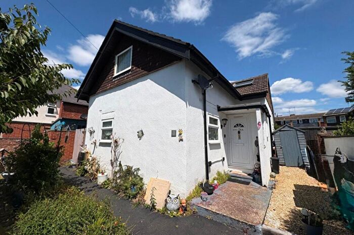 2 Bedroom Semi-Detached House For Sale In Kings Road, Aldershot, Hampshire, GU11