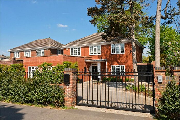 4 Bedroom Detached House To Rent In Oatlands Chase, Weybridge, Surrey, KT13