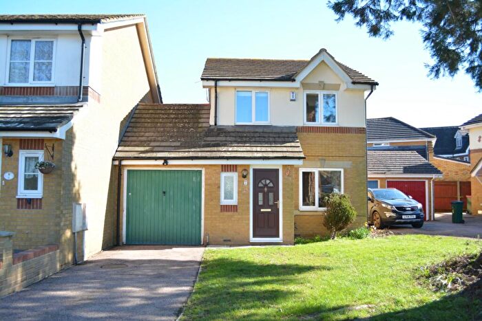 3 Bedroom Detached House For Sale In Clitherow Gardens, Southgate, RH10