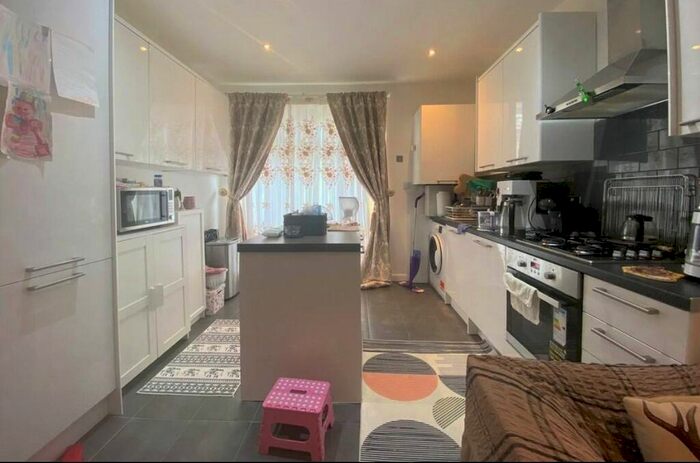 3 Bedroom Flat To Rent In Hayes Crescent, London, NW11