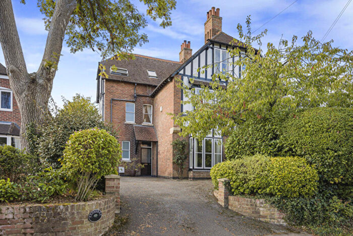 6 Bedroom Semi-Detached House For Sale In The Avenue Churchdown Gloucester, Gloucestershire, GL3