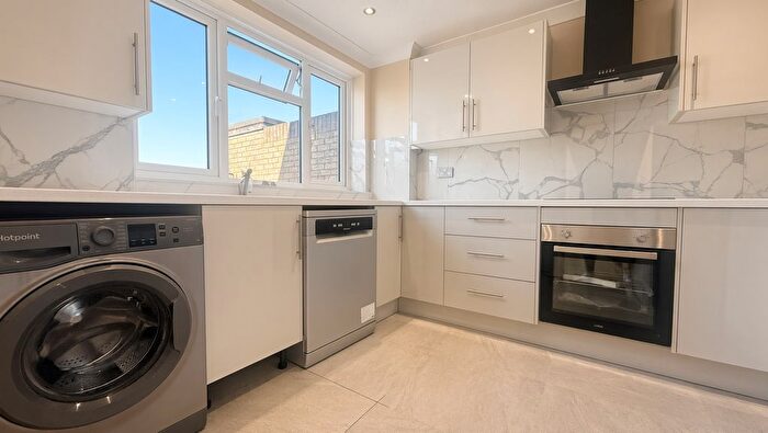 3 Bedroom Flat To Rent In Hetherington Road, Shepperton, TW17