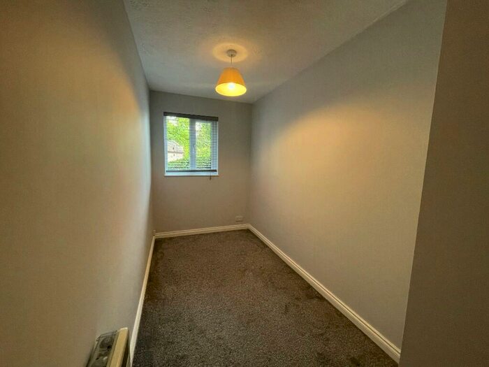 2 Bedroom Apartment To Rent In Canons Close, Reigate, Surrey, RH2