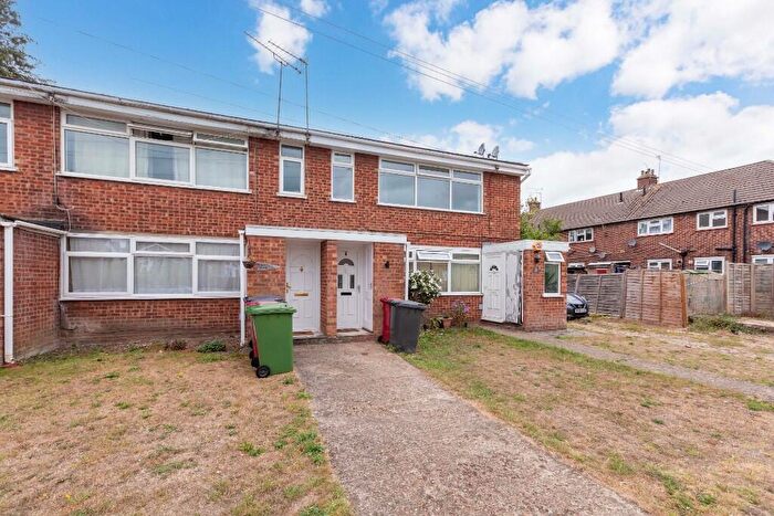 2 Bedroom Maisonette For Sale In Lower Cippenham Lane, Slough, Berkshire, SL1