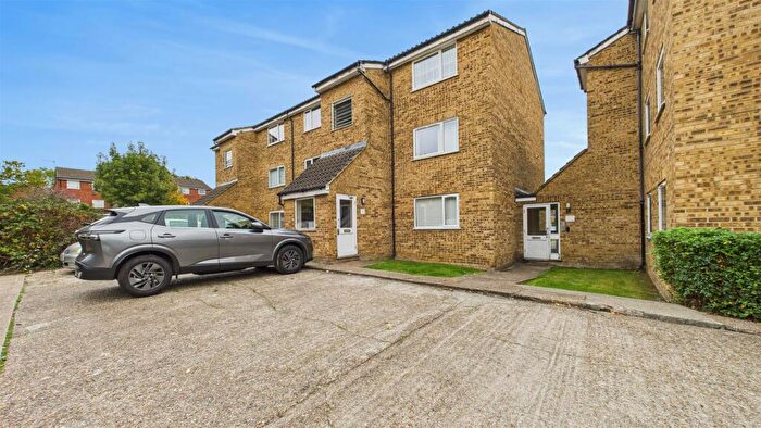 1 Bedroom Flat To Rent In Swans Hope, Loughton, IG10