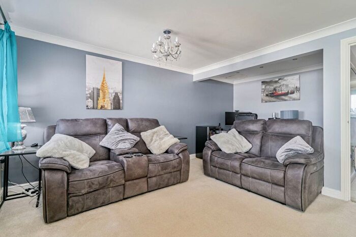 5 Bedroom Town House For Sale In Meadow Croft, Drighlington, BD11