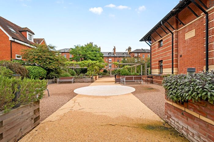 2 Bedroom Flat For Sale In Station Road, Henley-On-Thames, Oxfordshire, RG9