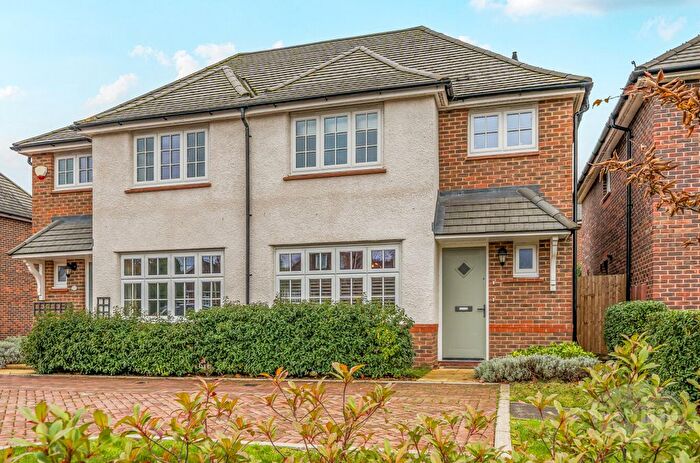 3 Bedroom Semi Detached House For Sale In Pilot Close, Alton, Hampshire, GU34