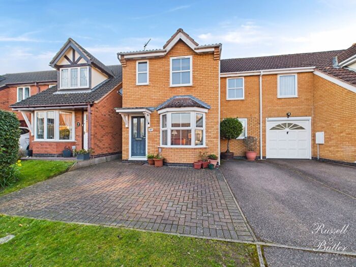 3 Bedroom Semi-Detached House To Rent In Moorhen Way, Buckingham, MK18