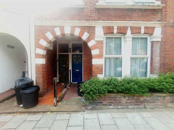 2 Bedroom Flat To Rent In Welham Road, London, SW16