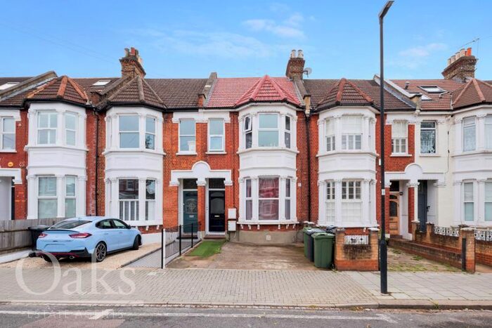 3 Bedroom Flat To Rent In Gleneagle Road, London, SW16