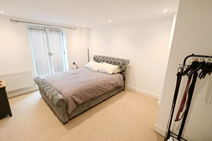 2 Bedroom Flat To Rent In Firgrove Hill, Farnham, GU9