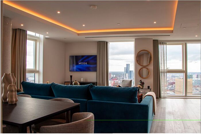 2 Bedroom Flat To Rent In Rochdale Road, Manchester, M4