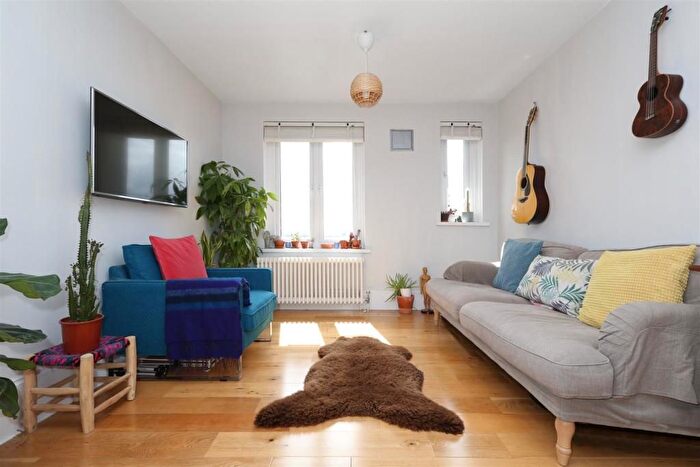 2 Bedroom Flat To Rent In Highlands Close, London, N4