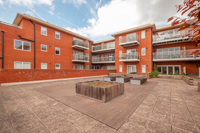 3 Bedroom Flat For Sale In Kingston Road, London, SW20