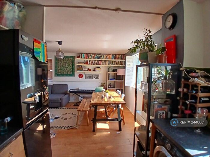 2 Bedroom Flat To Rent In Park Close, London, E9