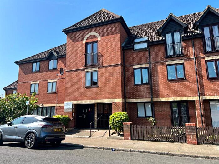 1 Bedroom Flat For Sale In Golding Court, Ilford, IG1