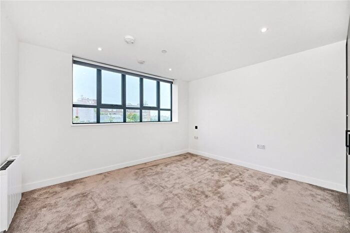 2 Bedroom Flat To Rent In Balham High Road, London, SW12