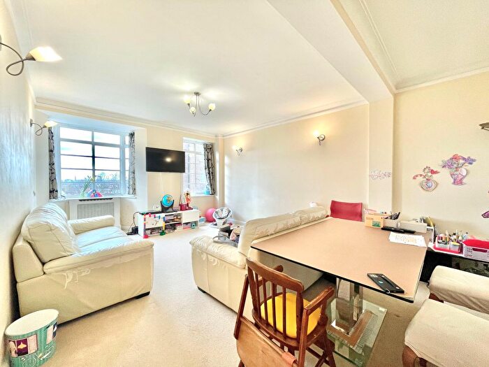 2 Bedroom Flat To Rent In Flat, St. Johns Court, Finchley Road, London, NW3