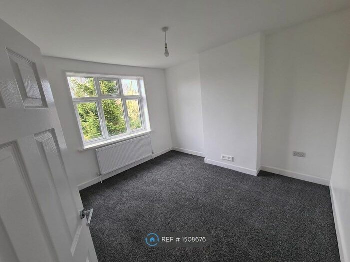 3 Bedroom Semi-Detached House To Rent In Harwich Road, Colchester, CO4