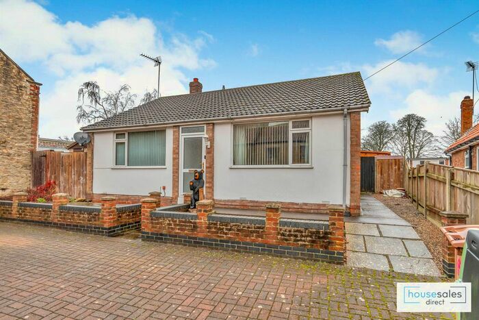 2 Bedroom Detached Bungalow For Sale In Gale Gate North Newbald, York, YO43