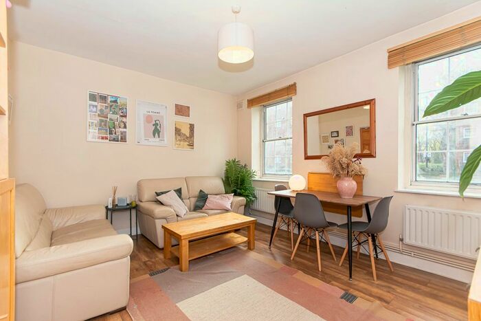 3 Bedroom Flat To Rent In William Bonney Estate, London, SW4