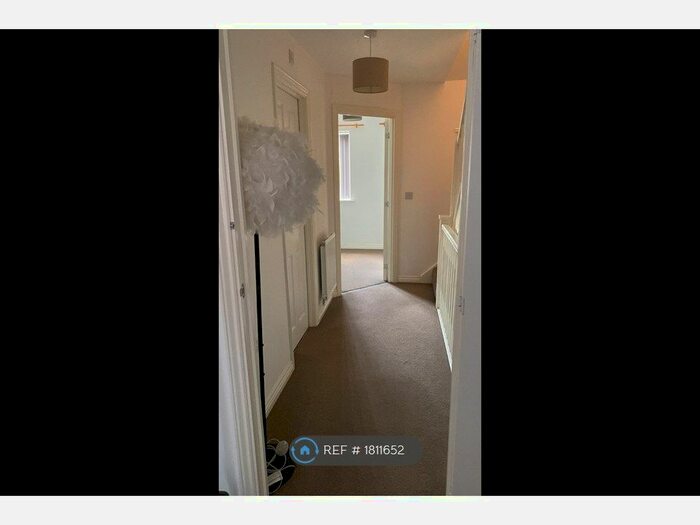 4 Bedroom Semi-Detached House To Rent In Hexagon Close, Manchester, M9