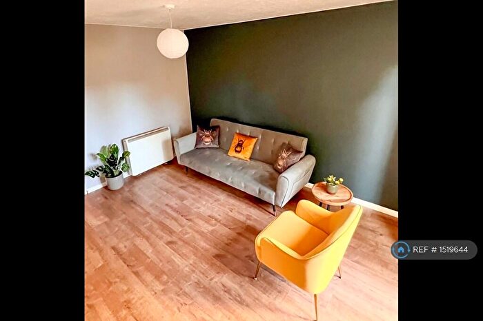 2 Bedroom Flat To Rent In Velour Close, Salford, M3