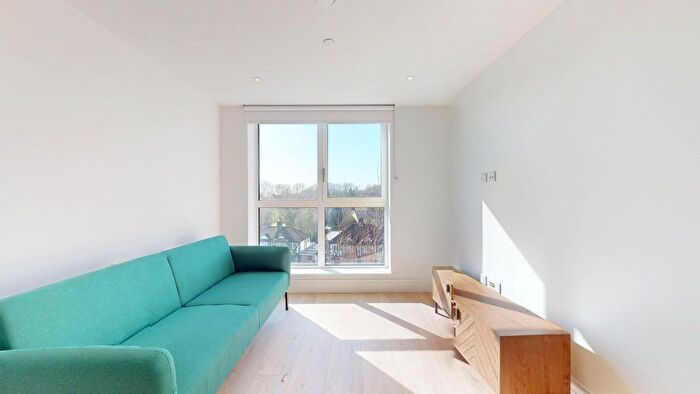 2 Bedroom Flat To Rent In Beverley Way, London, SW20