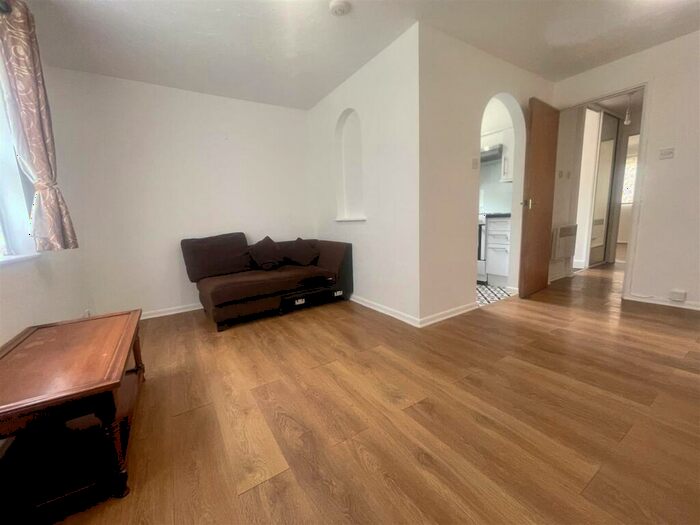 1 Bedroom Flat To Rent In Cygnet Close, Neasden, NW10