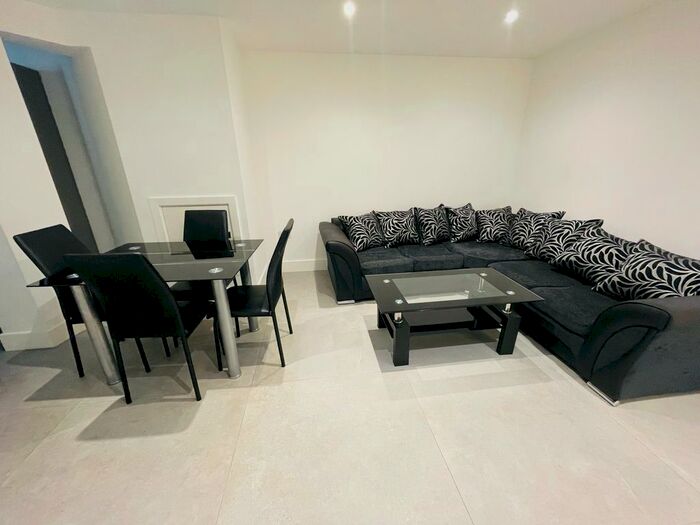 2 Bedroom Flat To Rent In Trinity Road, London, SW17