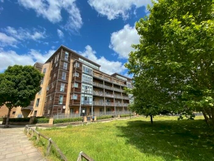 2 Bedroom Flat To Rent In Bamboo Court, Clapton, E5