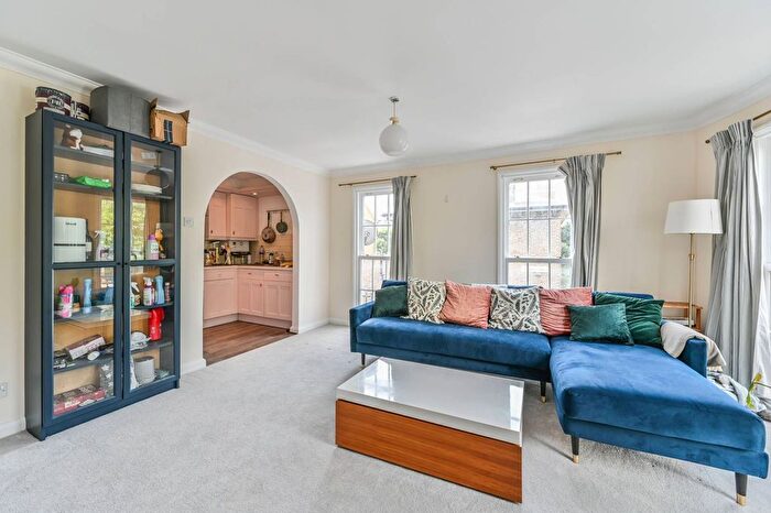 2 Bedroom Flat To Rent In Clapham Road, Oval, London, SW9