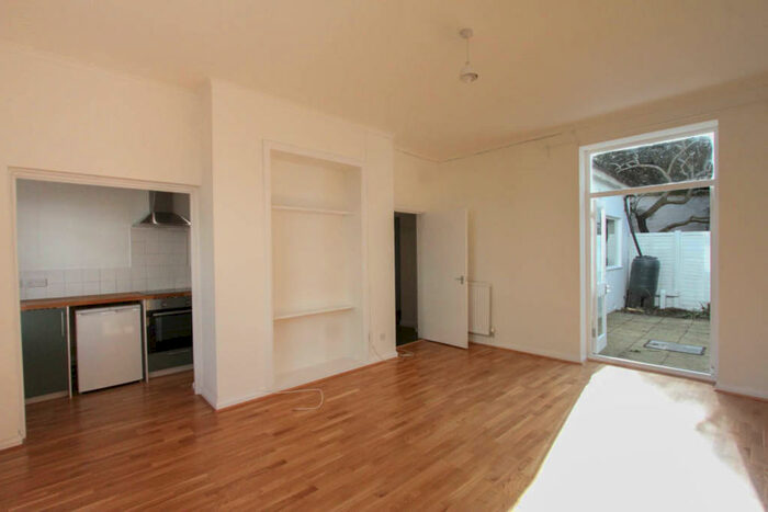 1 Bedroom Apartment To Rent In Bristol Gardens, Brighton, BN2