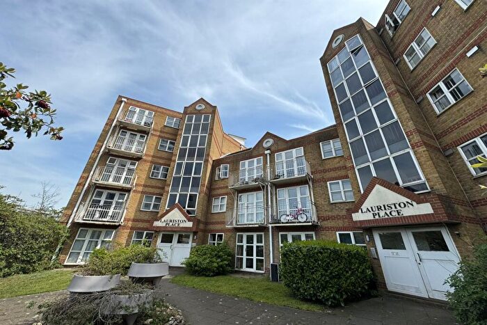 2 Bedroom Flat To Rent In Bedroom Nd Floor And Above Flat In Southend On Sea, SS1