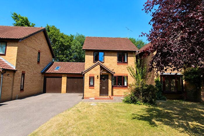 3 Bedroom Link Detached House For Sale In Hirstwood, Tilehurst, Reading, RG30