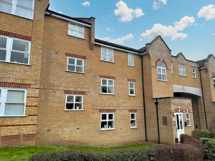 Flat To Rent In Kirkland Drive, Enfield, EN2