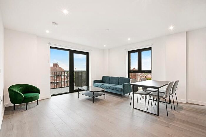 2 Bedroom Flat To Rent In Darter House, Woodberry Down, N4