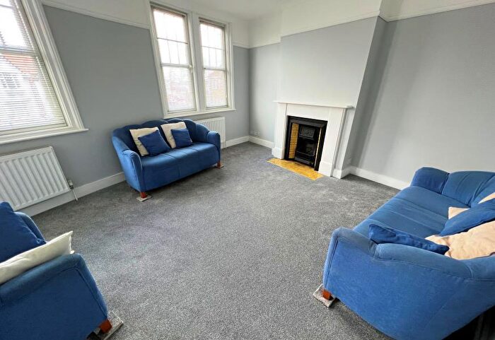 3 Bedroom Flat To Rent In Long Lane, Finchley, N3