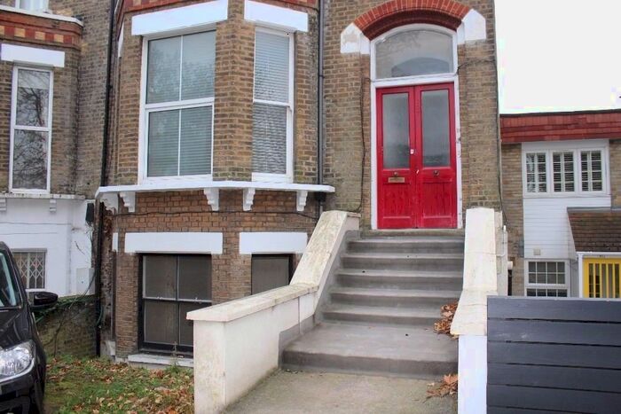 2 Bedroom Flat To Rent In Central Hill, London, SE19